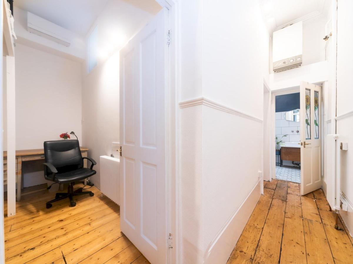 Pass The Keys Rustic And Quirky Flat In Charming Charlton Village 런던 외부 사진