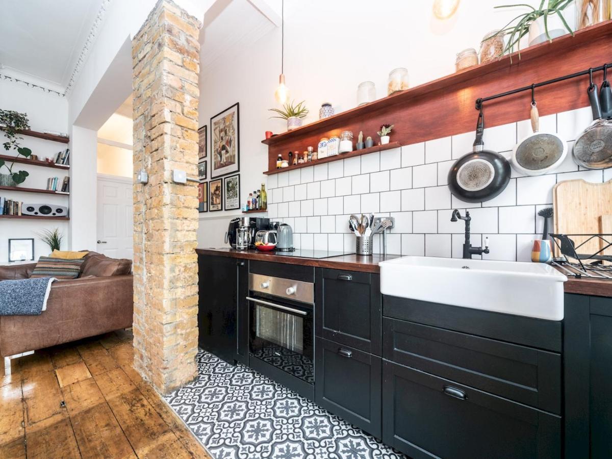 Pass The Keys Rustic And Quirky Flat In Charming Charlton Village 런던 외부 사진