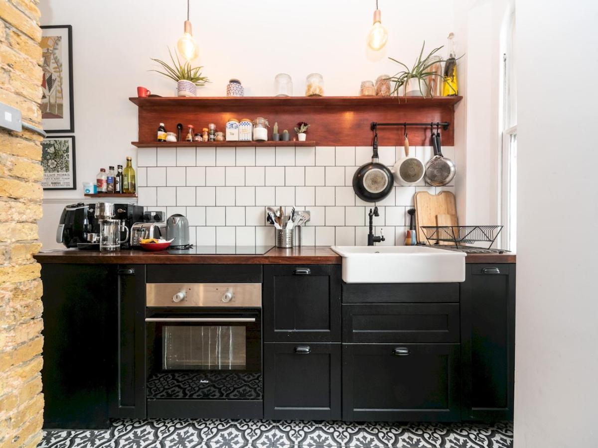 Pass The Keys Rustic And Quirky Flat In Charming Charlton Village 런던 외부 사진