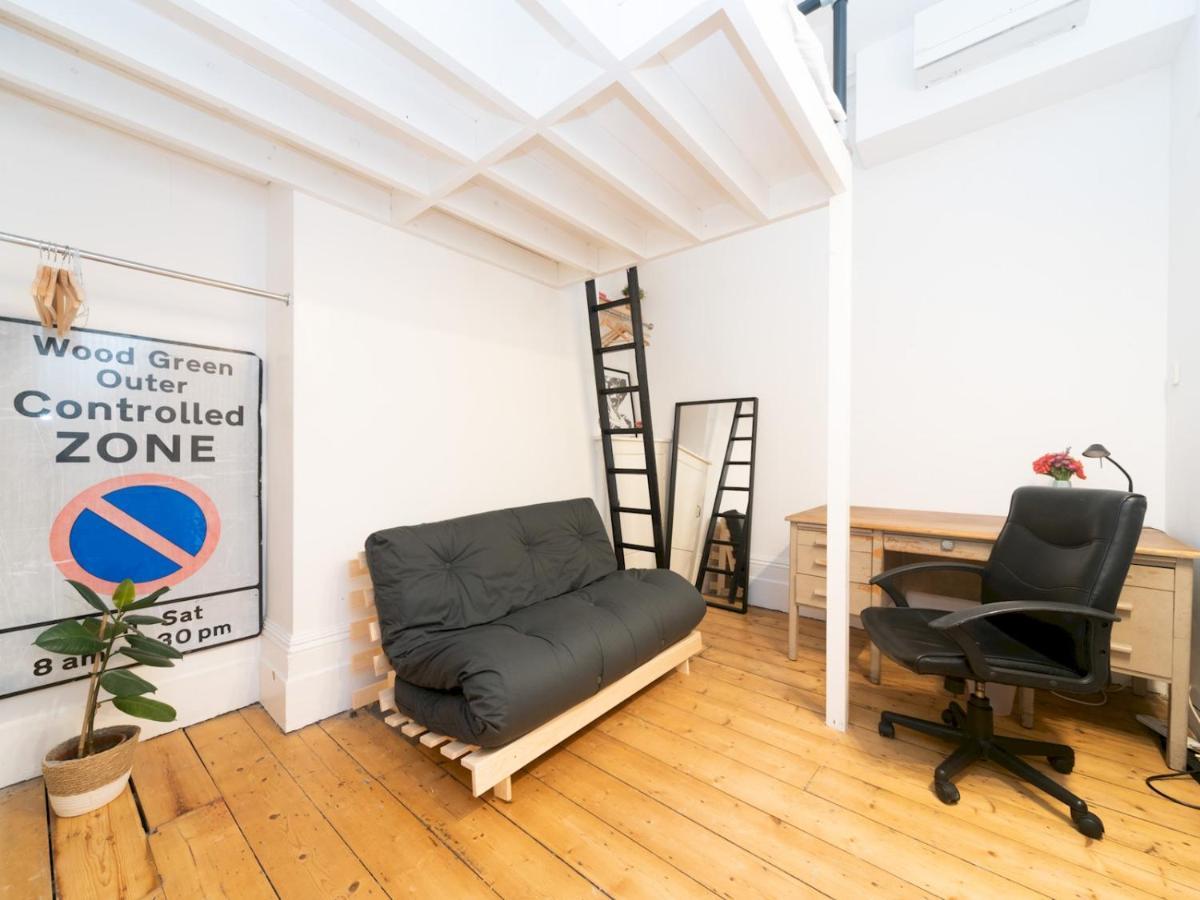 Pass The Keys Rustic And Quirky Flat In Charming Charlton Village 런던 외부 사진
