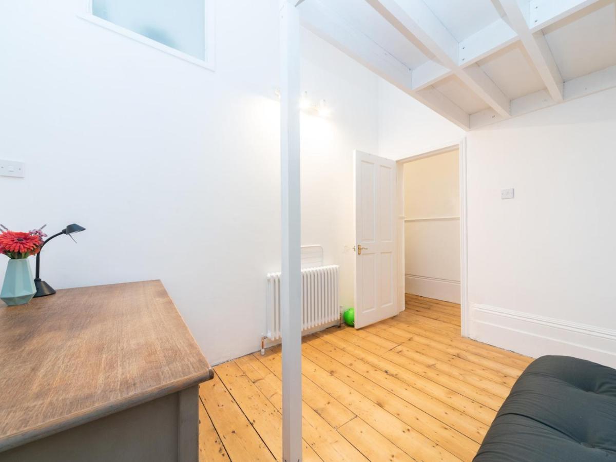Pass The Keys Rustic And Quirky Flat In Charming Charlton Village 런던 외부 사진