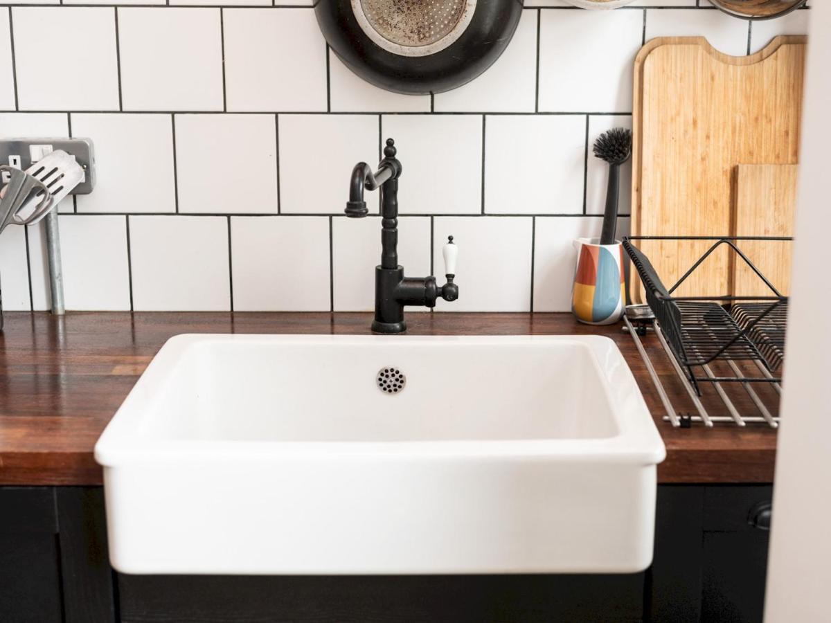 Pass The Keys Rustic And Quirky Flat In Charming Charlton Village 런던 외부 사진