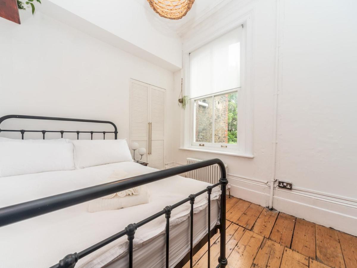 Pass The Keys Rustic And Quirky Flat In Charming Charlton Village 런던 외부 사진