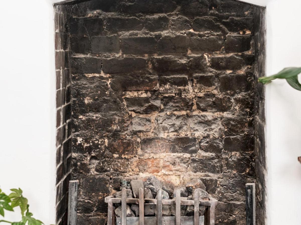 Pass The Keys Rustic And Quirky Flat In Charming Charlton Village 런던 외부 사진